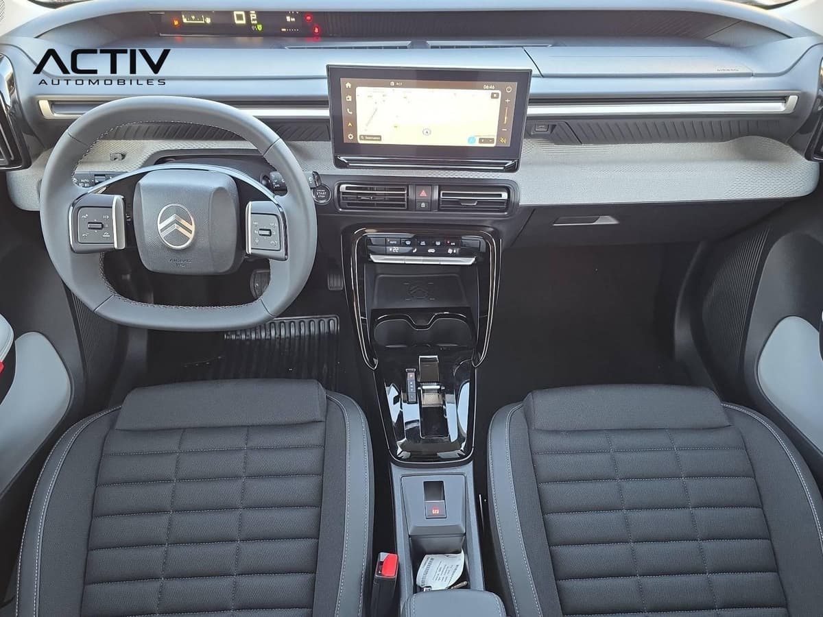 Citroën C3 Aircross : planche de bord avec écran tactile, volant et sièges avant en tissu