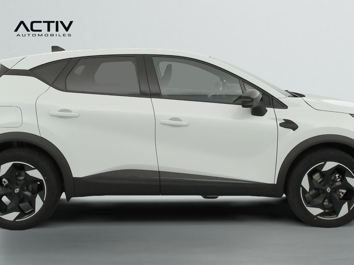 Renault Captur : profil droit blanc avec jantes noires et blanches et bas de caisse noir