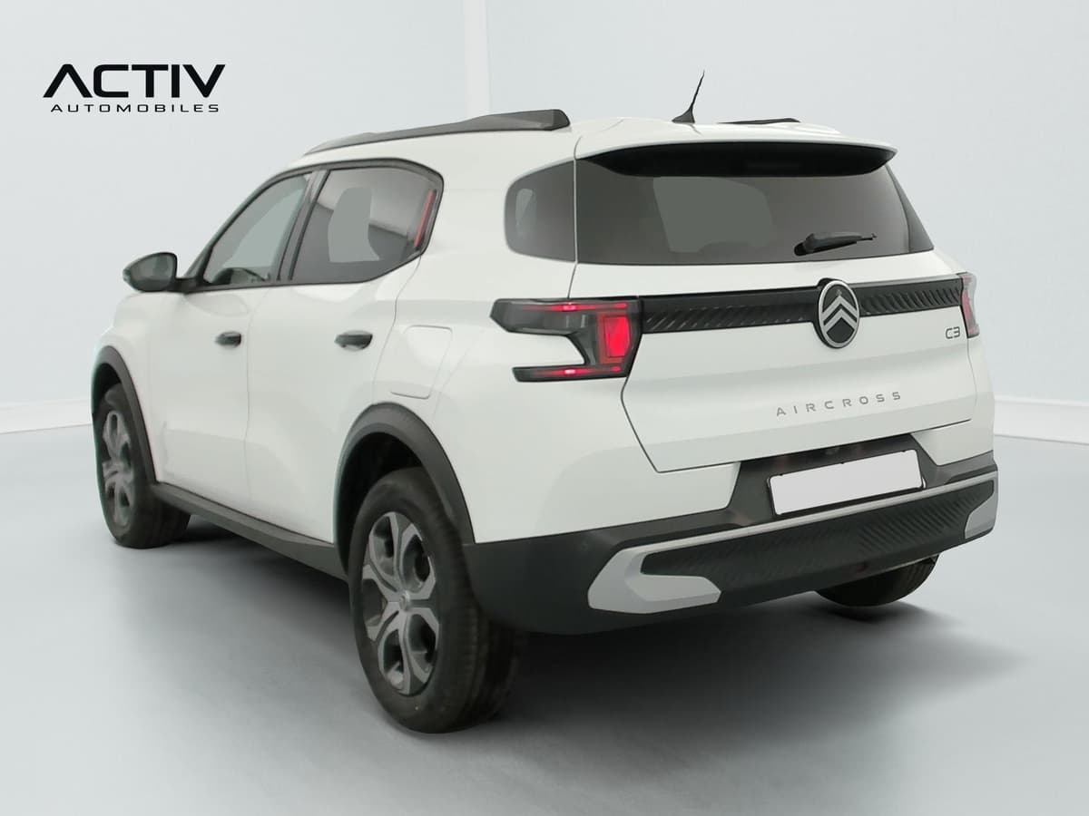 Citroën C3 Aircross : vue arrière trois quarts gauche d'un SUV blanc avec barres de toit noires