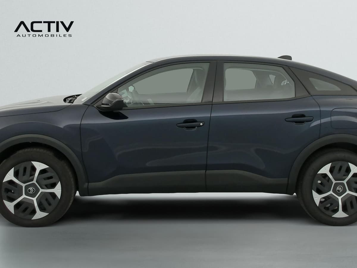Citroën C4 : profil gauche de la berline bleu foncé avec enjoliveurs bicolores
