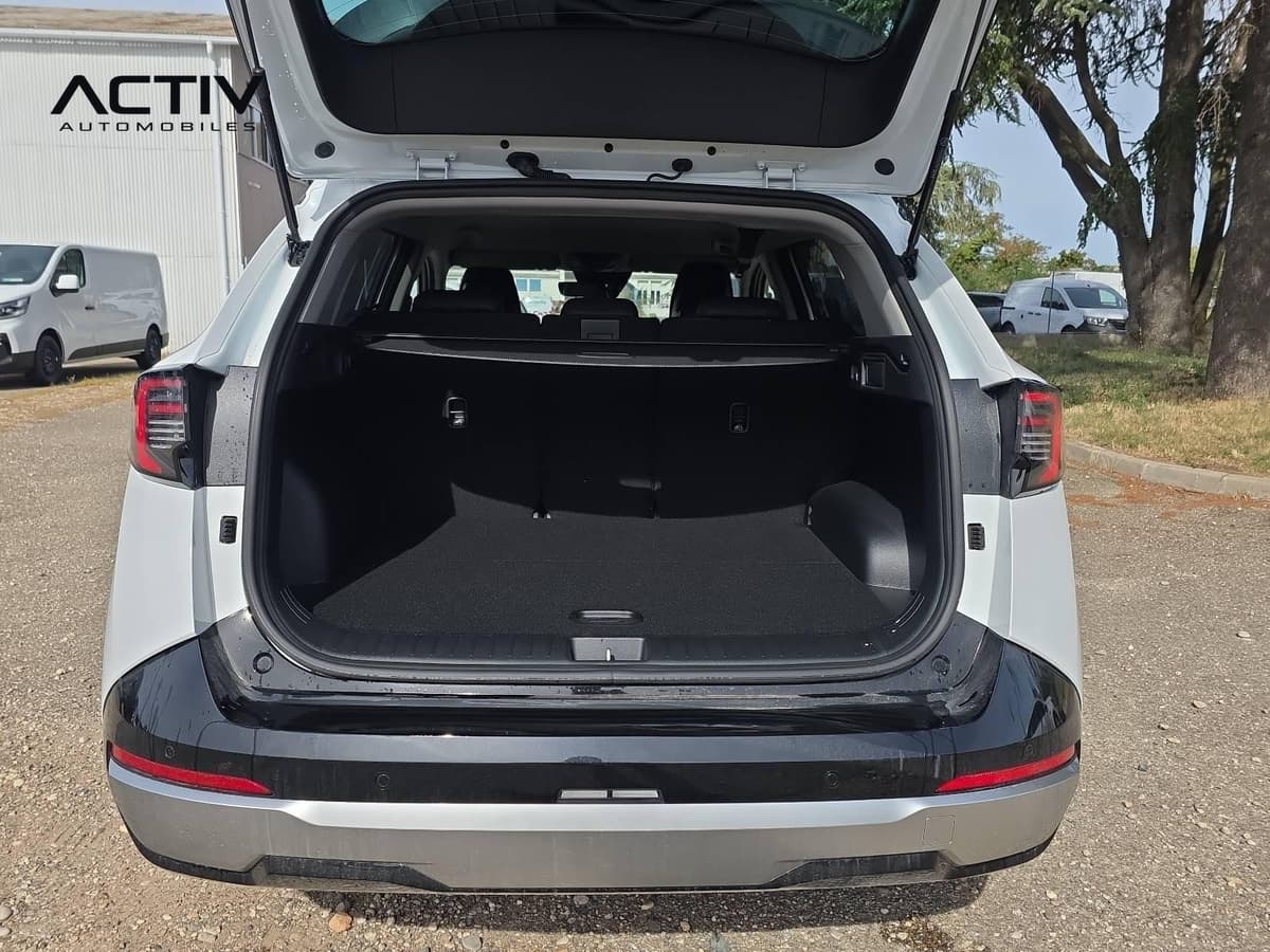 Kia Sportage : coffre ouvert avec tablette cache-bagages et plancher moquetté