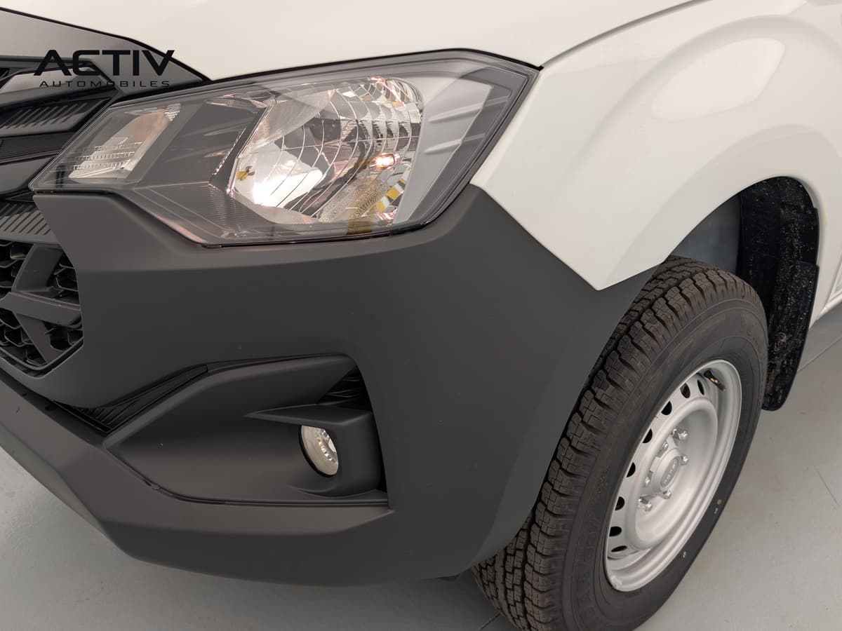 Isuzu D-MAX : phare halogène et antibrouillard dans le pare-chocs noir, jante acier argentée