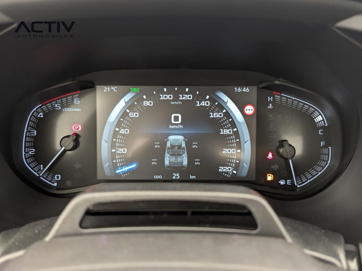 Isuzu D-MAX : combiné d'instruments avec écran numérique central, compte-tours et jauge de carburant