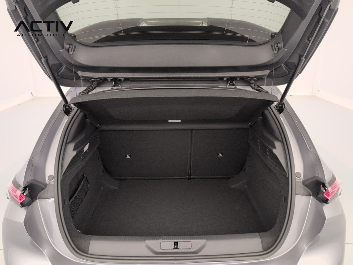 Peugeot 308 Nouvelle : coffre ouvert avec cache-bagages et banquette arrière repliée en deux parties