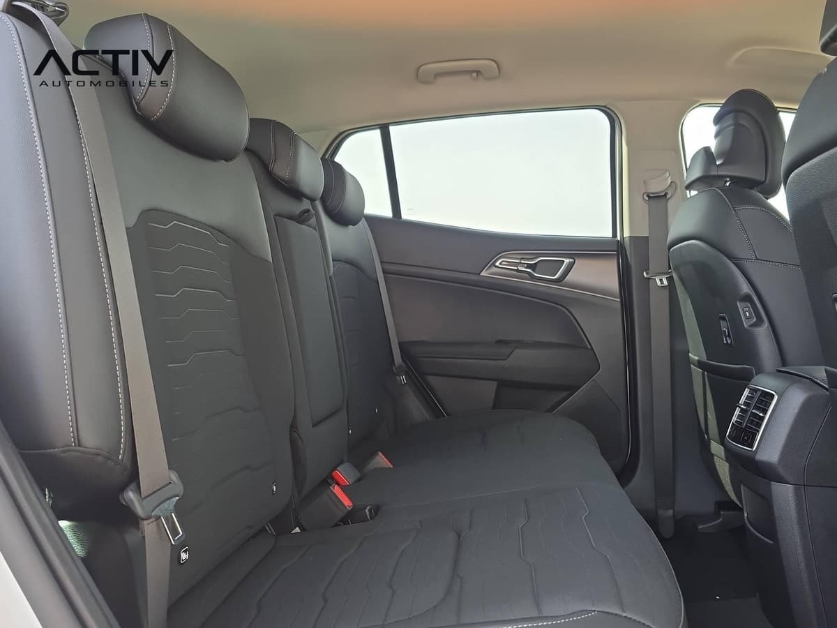 Kia Sportage : banquette arrière noire avec appuis-tête et panneau de porte côté droit