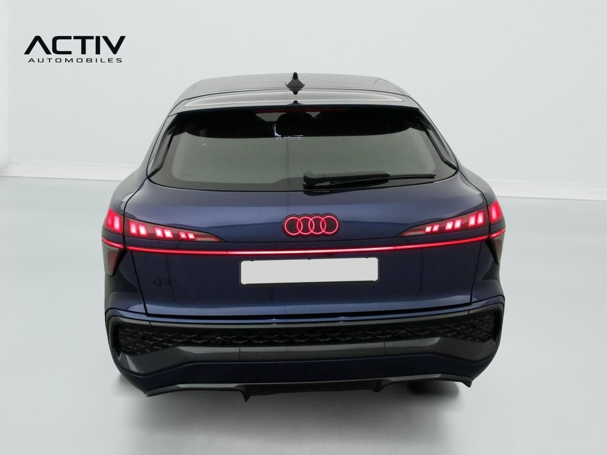 Audi Q3 Sportback Hybride : face arrière avec feux à LED allumés et anneaux lumineux