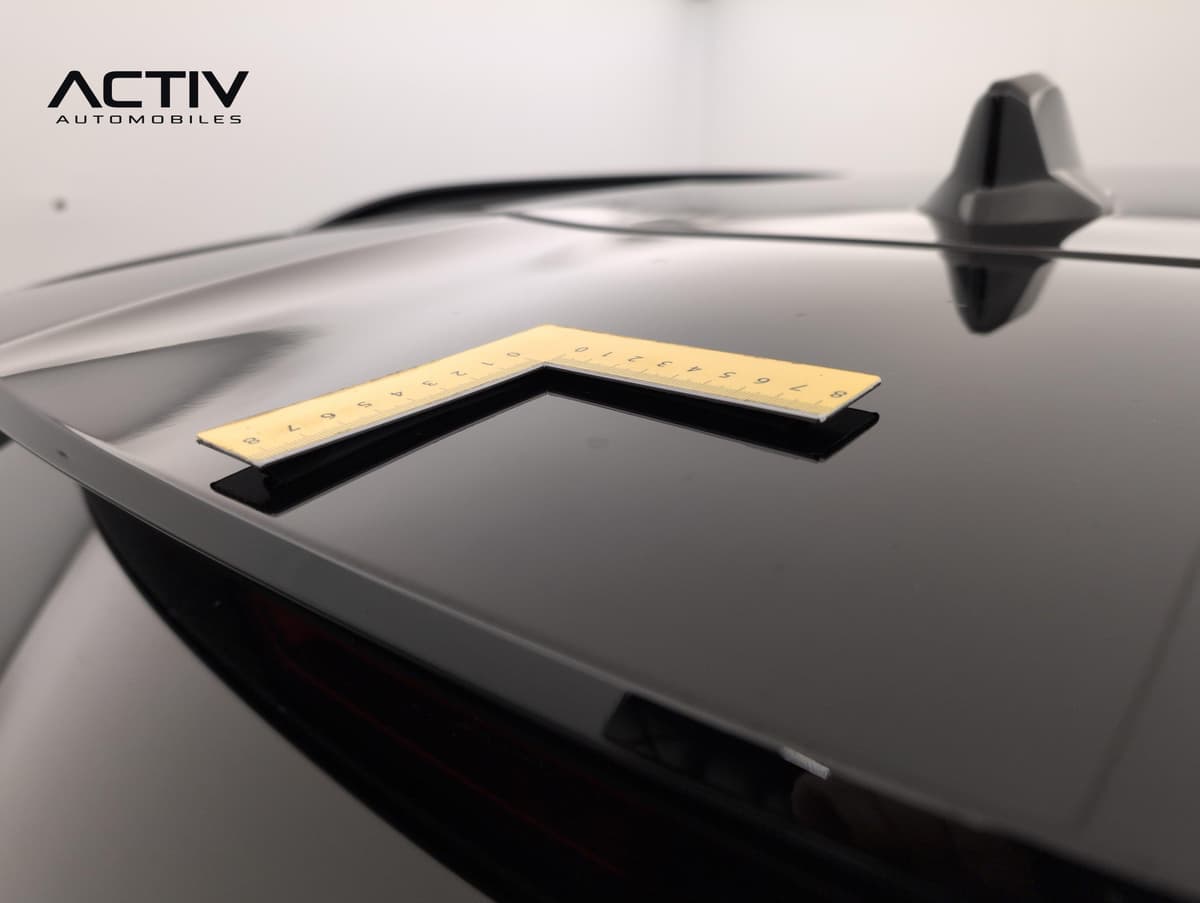 Peugeot 2008 : toit noir brillant avec antenne aileron de requin et règle d'angle posée dessus