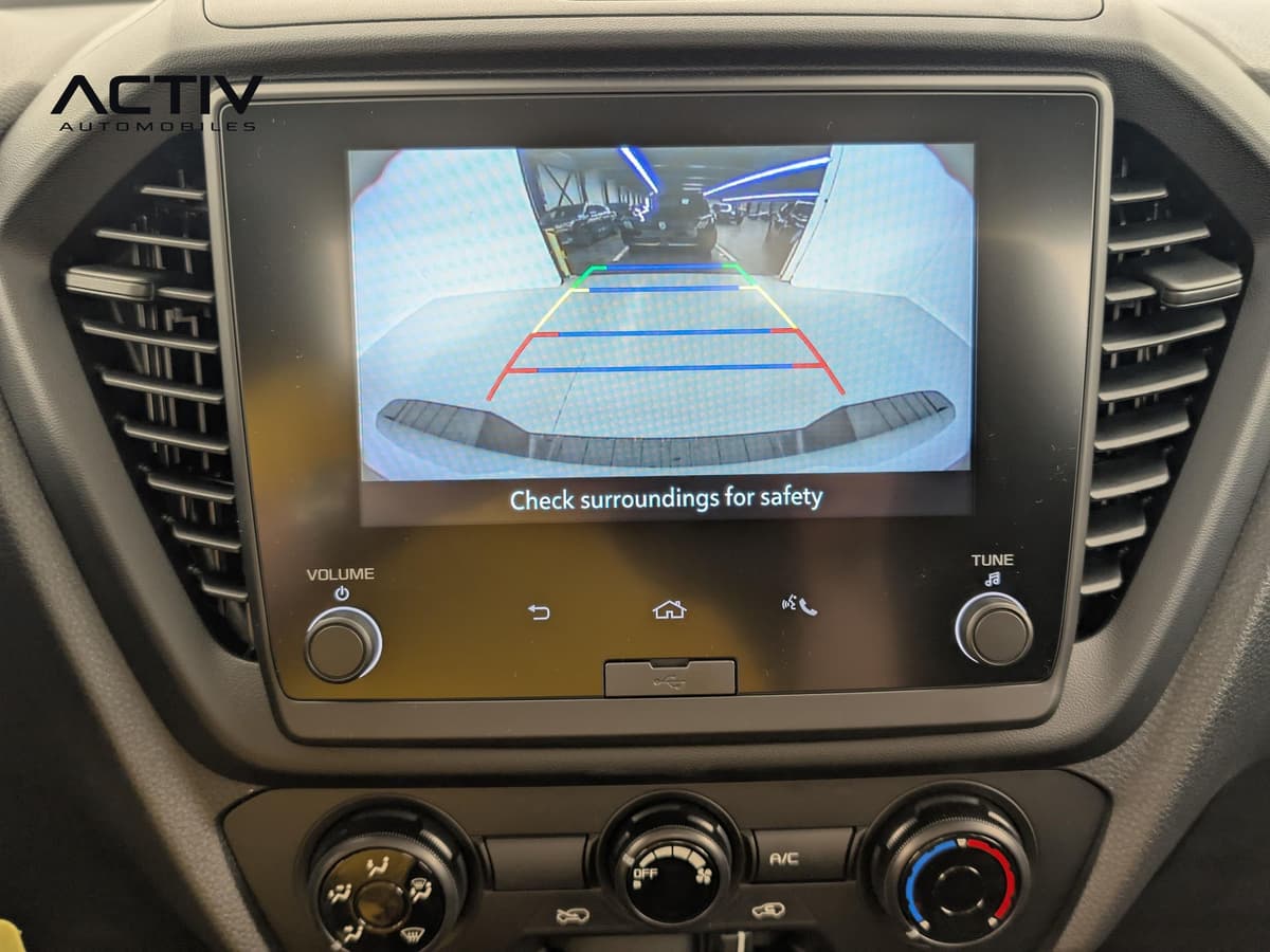 Isuzu D-MAX : image de la caméra de recul avec lignes de guidage sur l'écran tactile