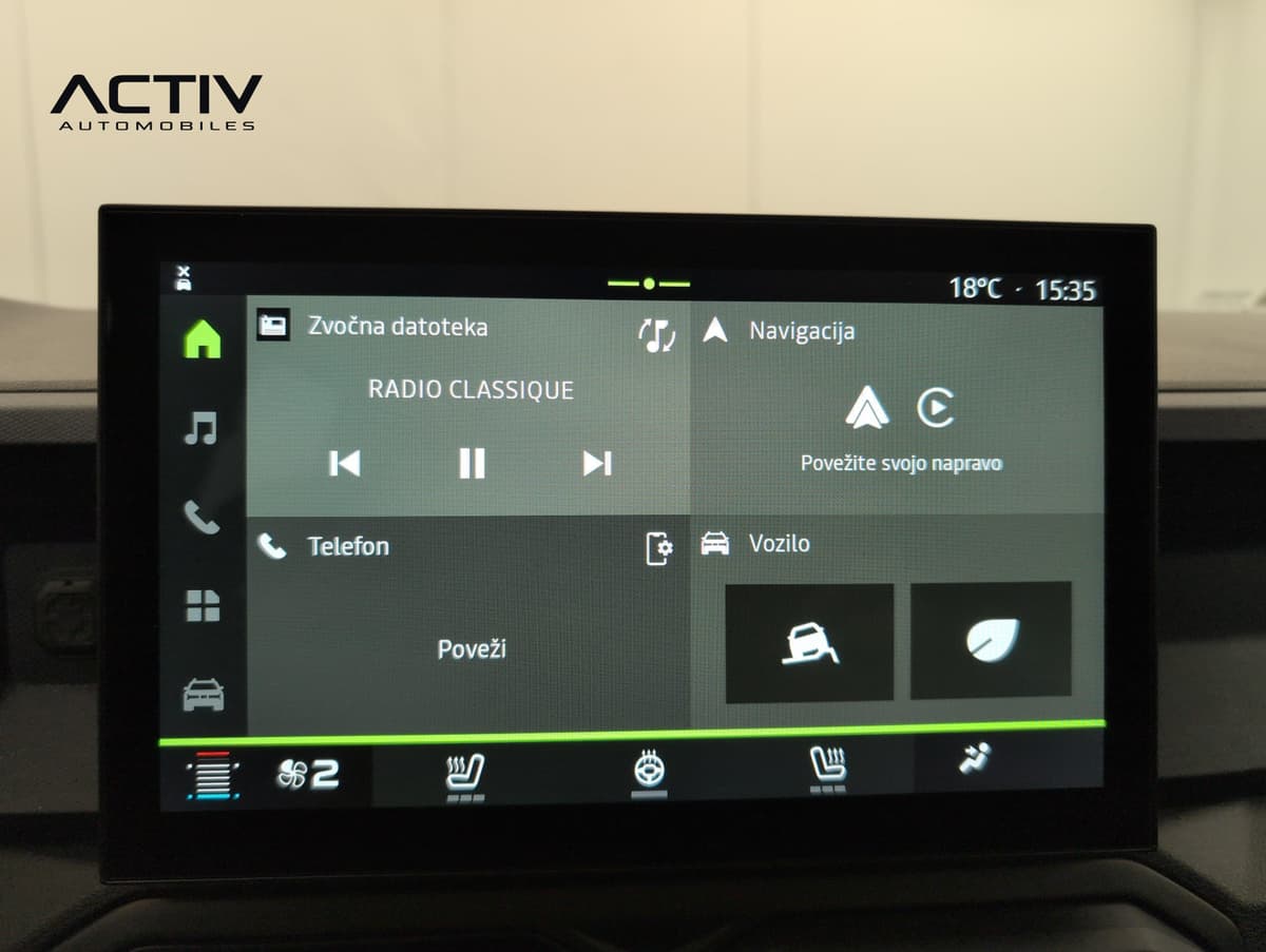 Dacia Duster : écran central tactile avec menu d'accueil radio, téléphone et navigation