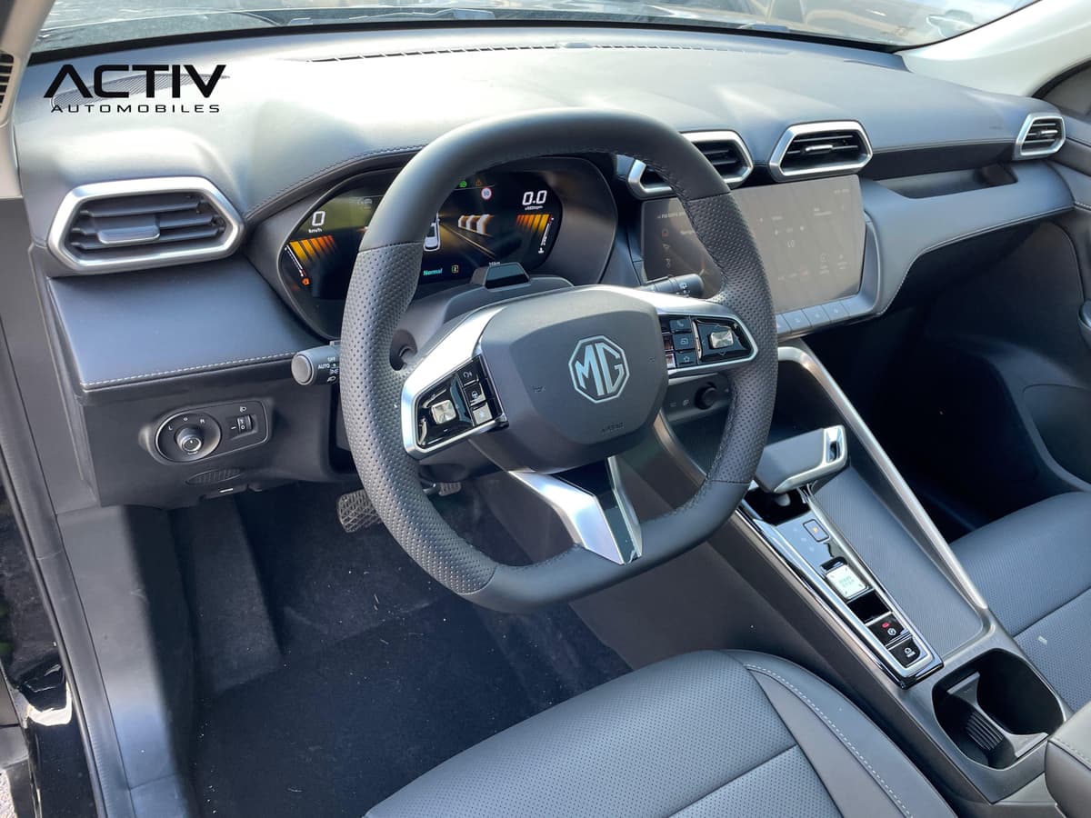 Mg ZS : poste de conduite avec volant perforé, compteur numérique et écran tactile