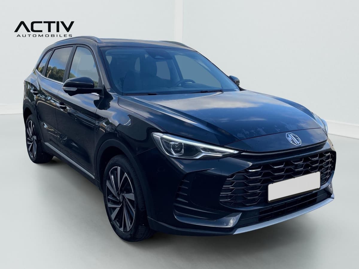 Mg ZS : avant trois quarts gauche d'un SUV noir avec jantes alliage et phares à LED