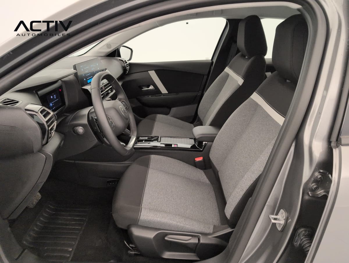 Citroën C4 : sièges avant en tissu gris et noir vus par la portière conducteur ouverte