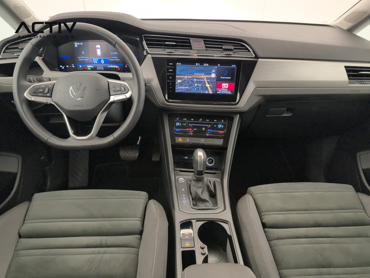 Volkswagen Touran : planche de bord avec écran tactile, volant multifonctions et levier de vitesses automatique