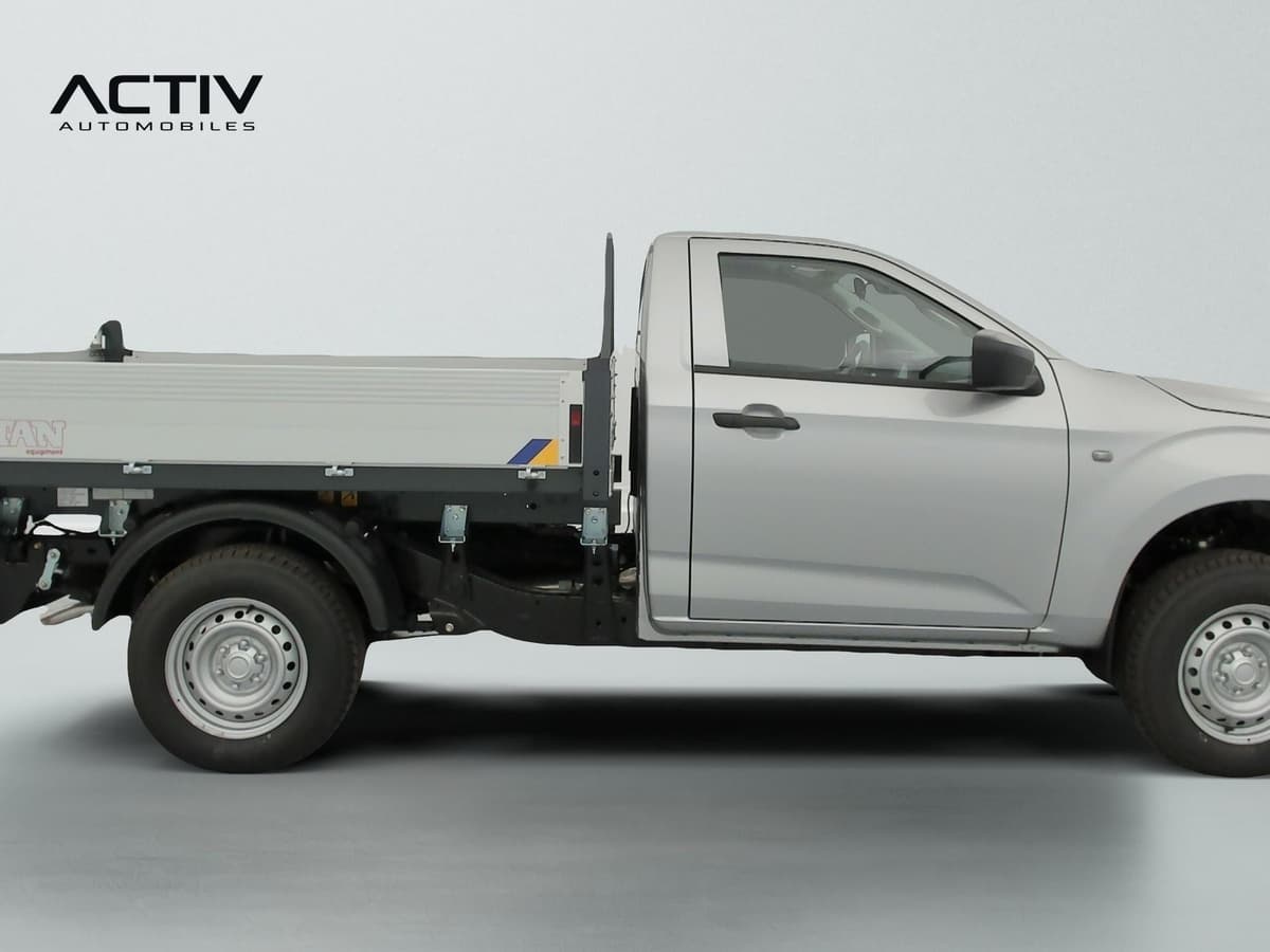 Isuzu D-MAX : profil droit de la cabine simple avec plateau à ridelles et jantes acier