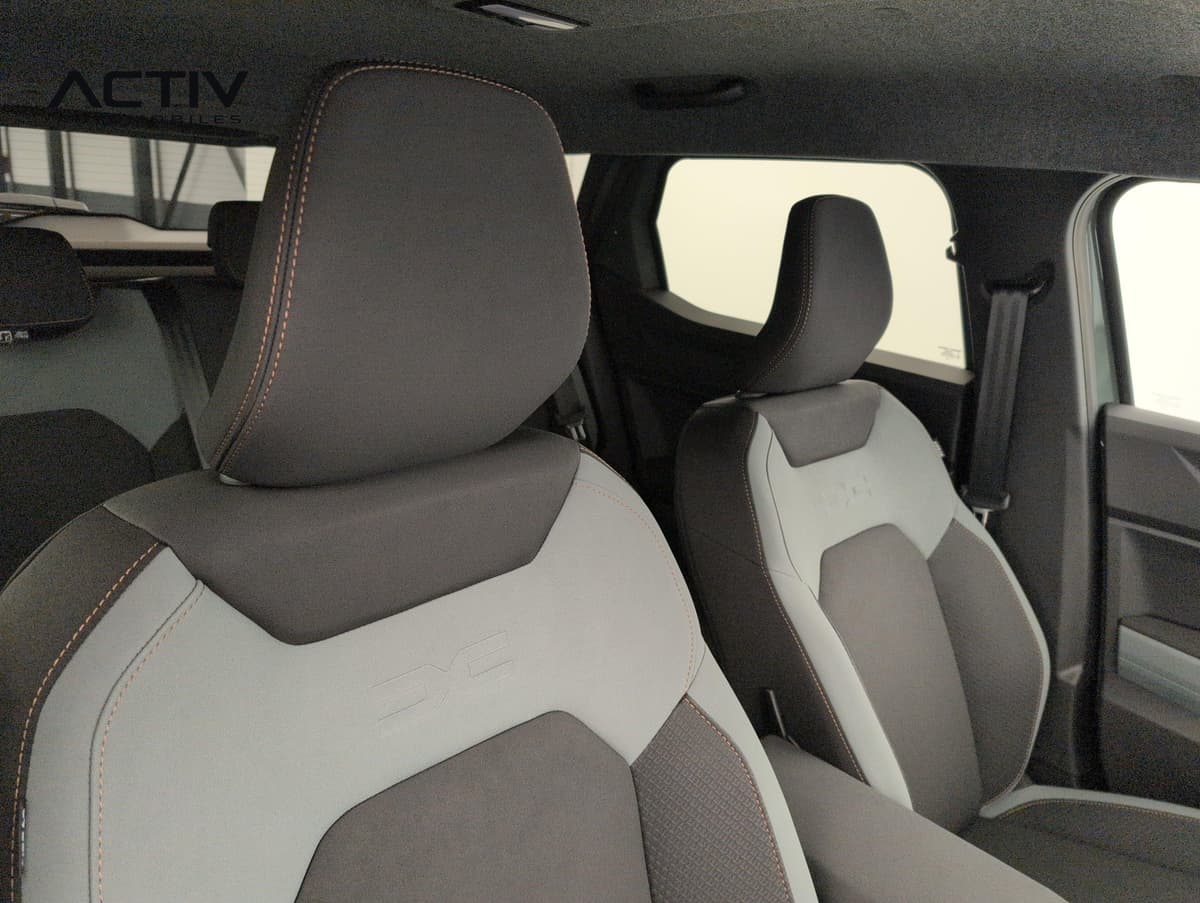 Dacia Duster : sièges avant bicolores gris clair et anthracite avec surpiqûres orange