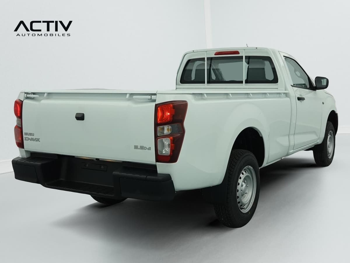 Isuzu D-MAX : pick-up blanc vu de l'arrière trois quarts droit, avec jantes acier et pare-chocs noir