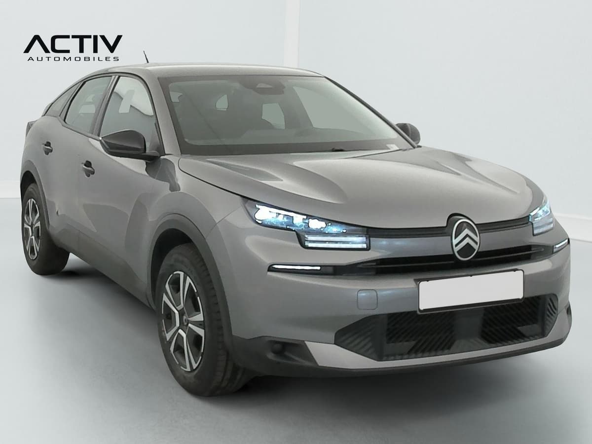 Citroën C4 : vue avant trois quarts gauche avec projecteurs LED allumés et jantes alliage