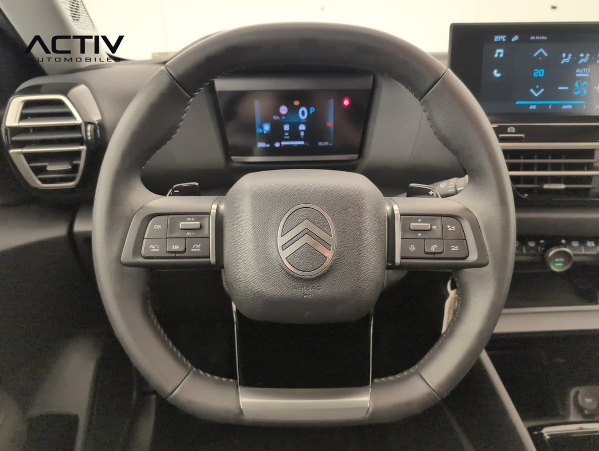 Citroën C4 : volant noir avec commandes au pouce, palettes et petit combiné numérique