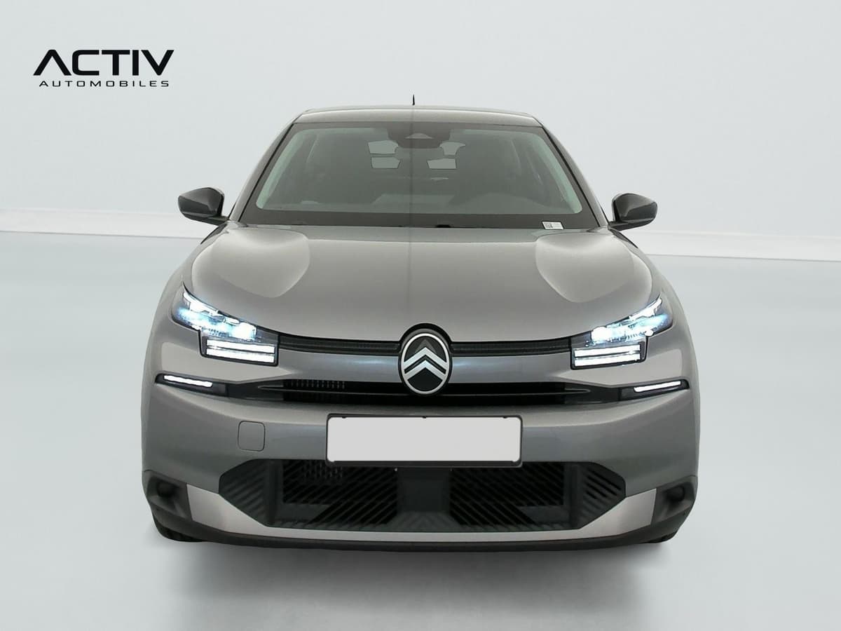 Citroën C4 : face avant avec projecteurs allumés et signature lumineuse