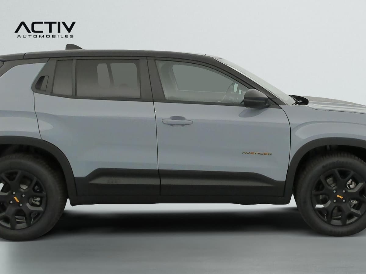 Jeep Avenger : profil droit gris avec toit noir et jantes noires
