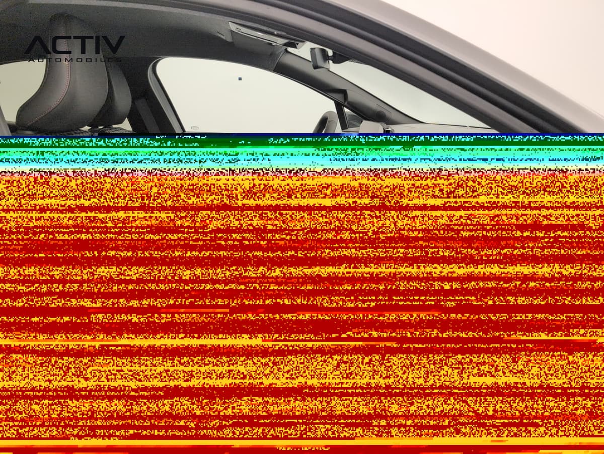 Renault Clio 6 : appui-tête de siège avant et rétroviseur intérieur vus à travers la vitre