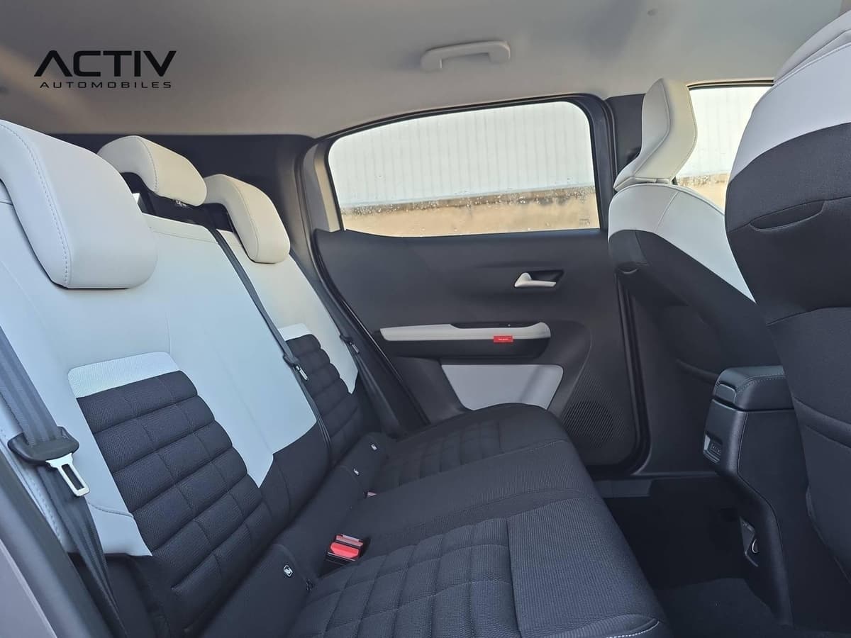 Citroën C3 Aircross : banquette arrière en tissu noir et gris clair vue depuis la portière
