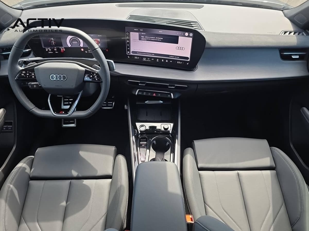 Audi Q3 Sportback Hybride : planche de bord avec écran tactile, volant sport et sièges avant gris