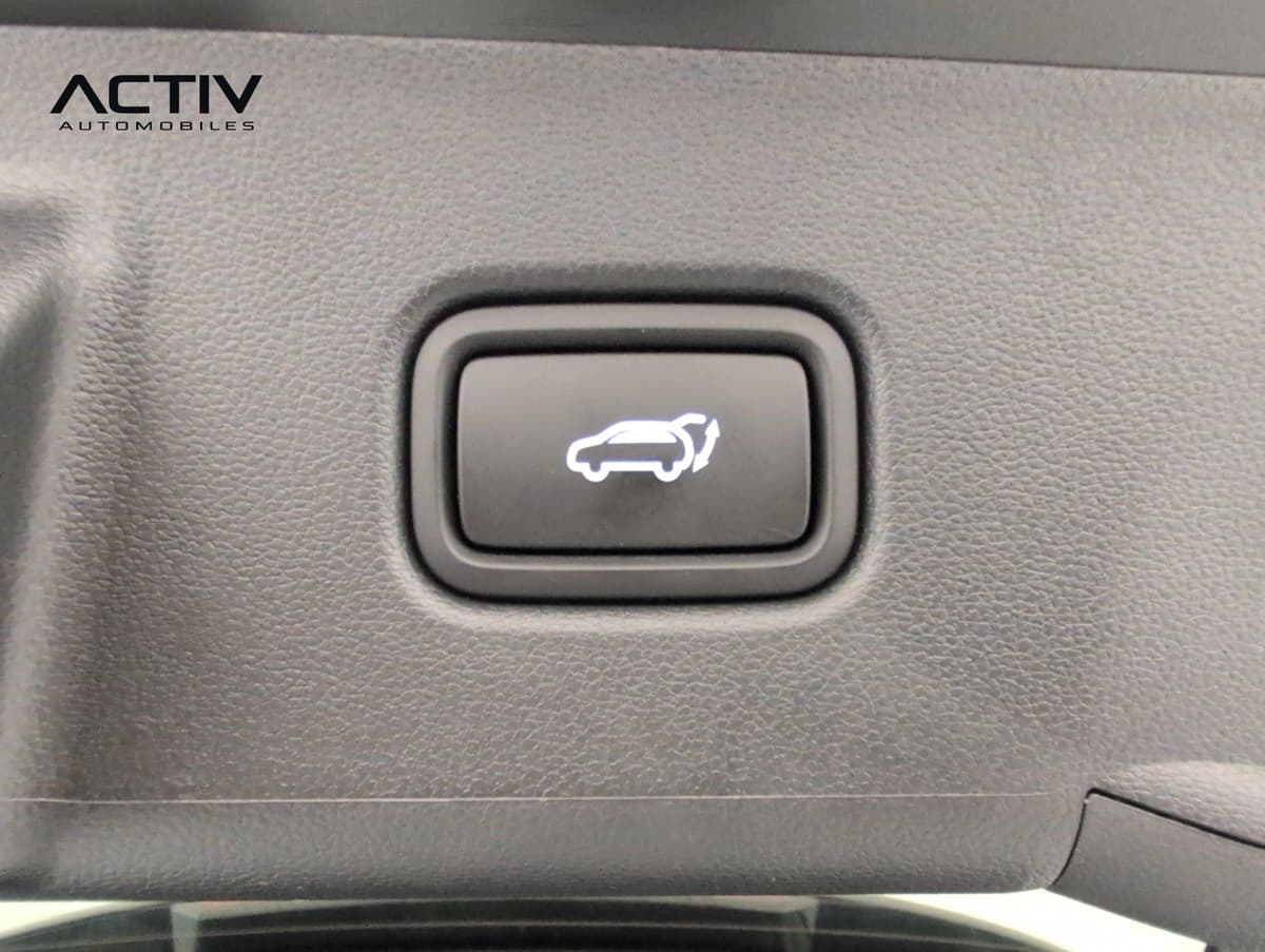 Hyundai Tucson : bouton de fermeture du hayon rétroéclairé sur la garniture du coffre