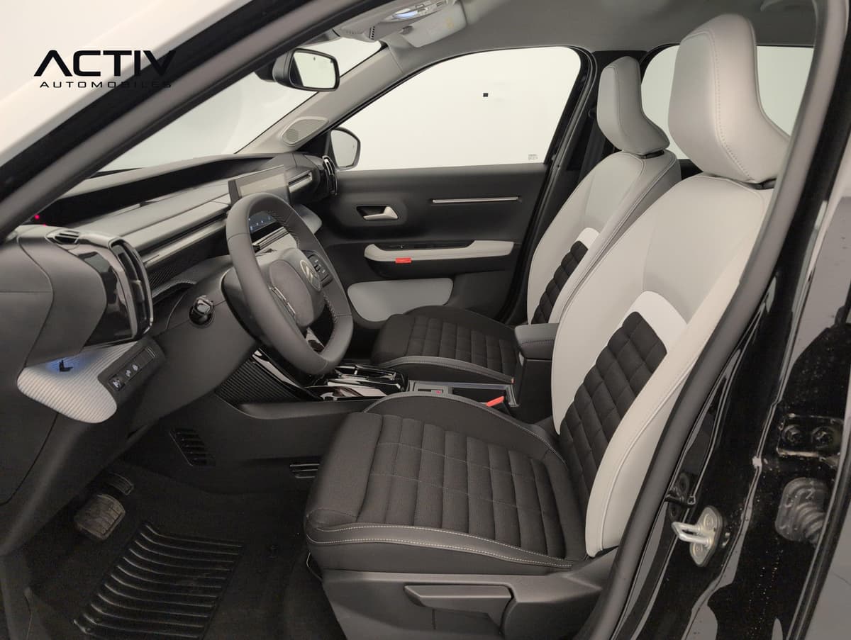 Citroën C3 Aircross : sièges avant bicolores gris clair et noir vus par la portière conducteur ouverte