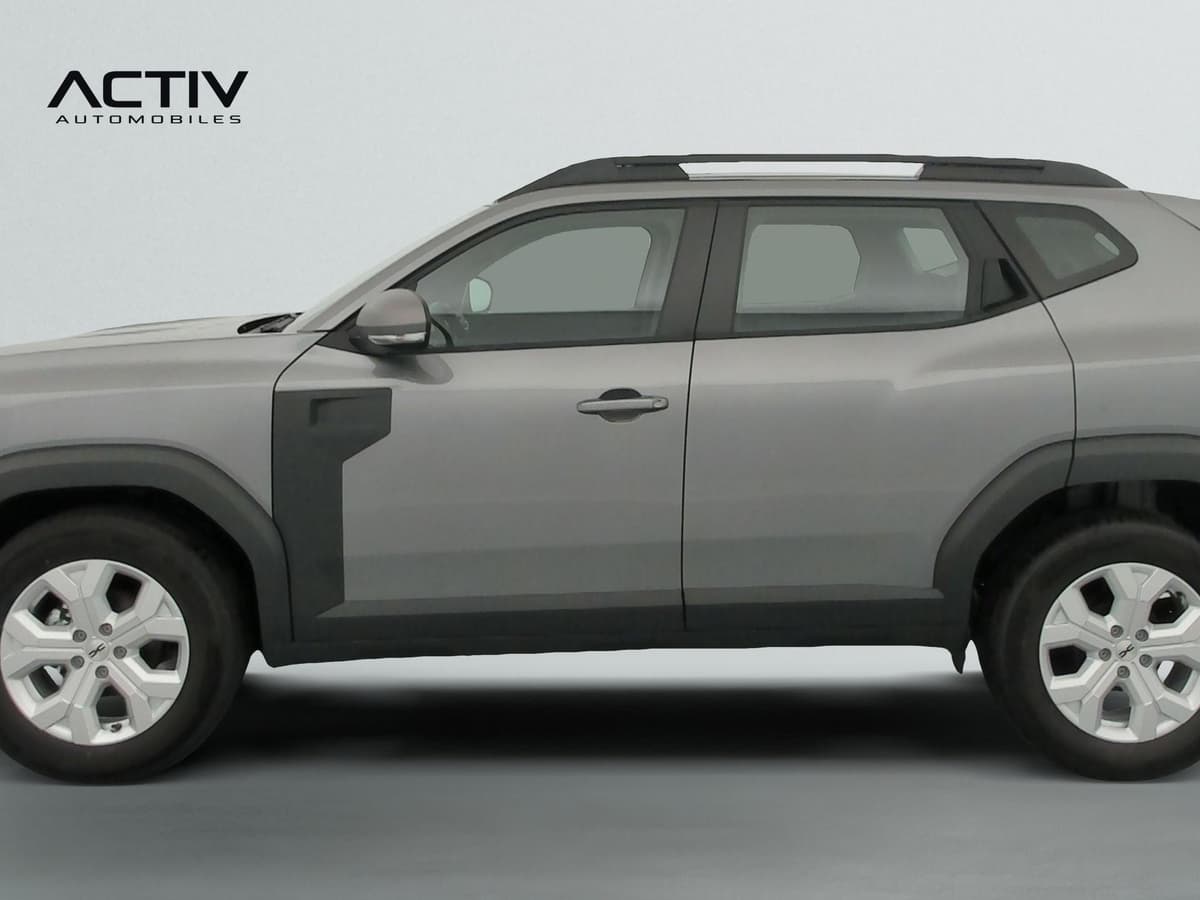Dacia Duster : profil gauche du SUV gris avec barres de toit et jantes alliage