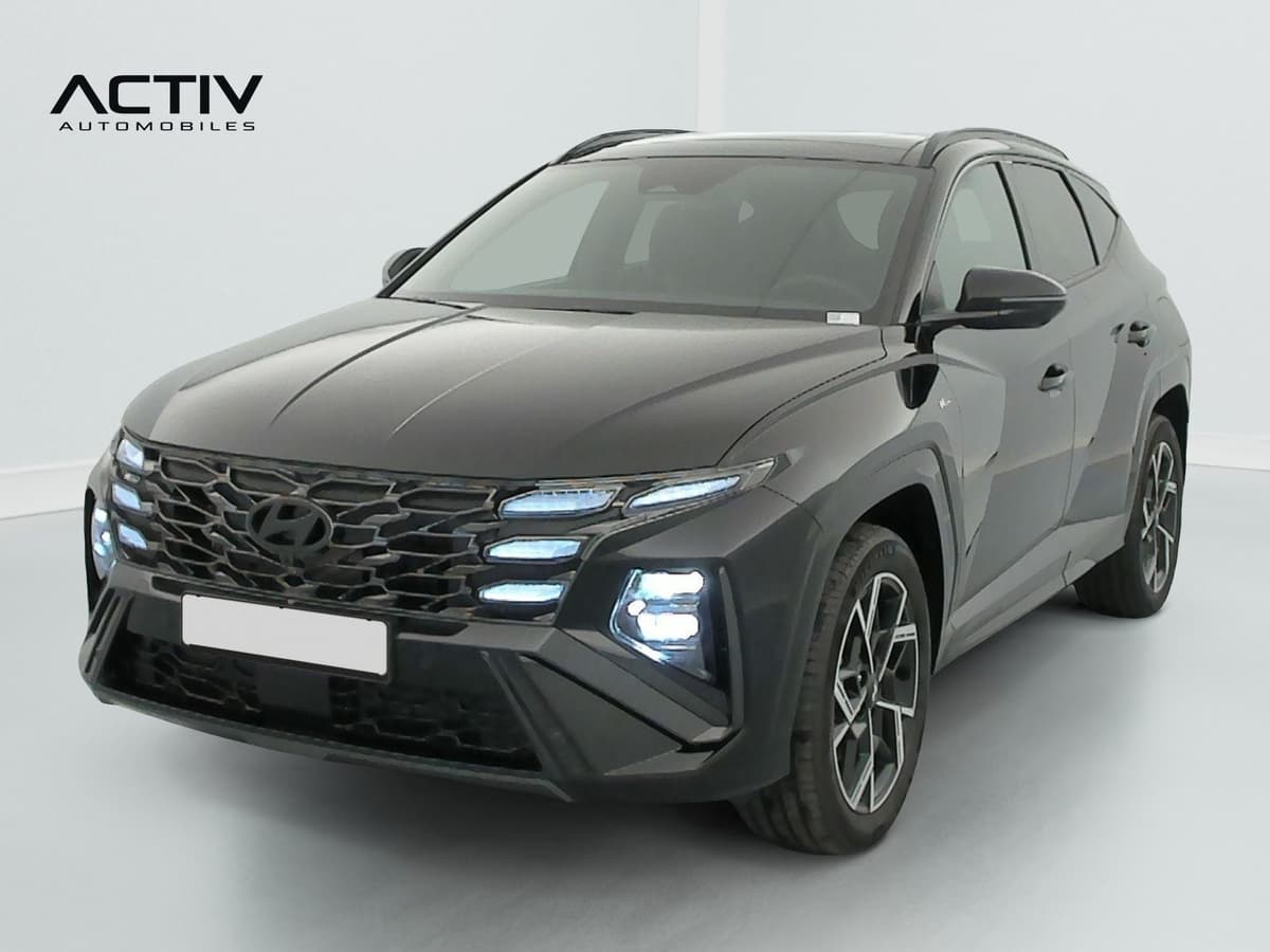 Hyundai Tucson : vue avant trois quarts droit, feux allumés et jantes bicolores
