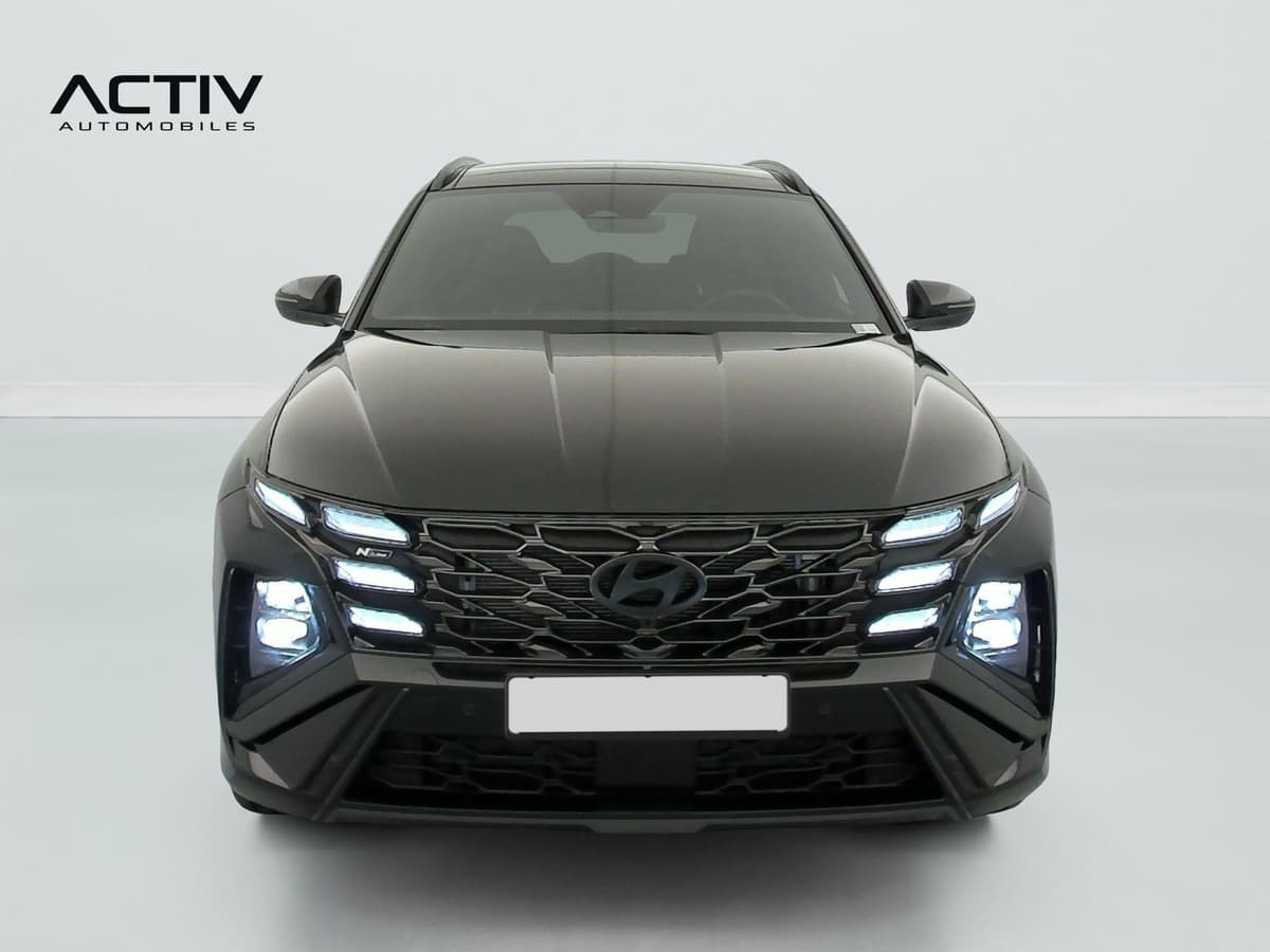 Hyundai Tucson : face avant noire avec feux à LED allumés et calandre à motif géométrique