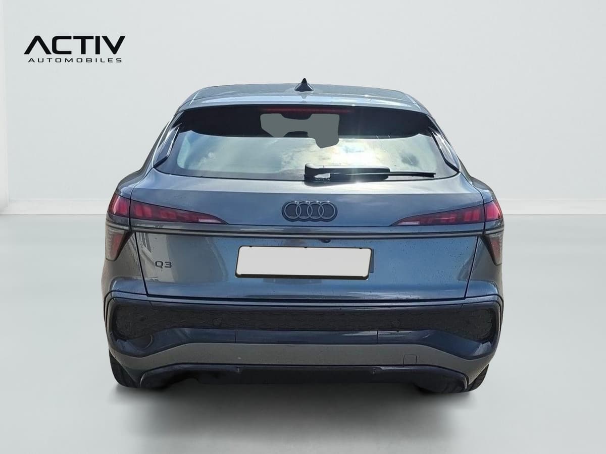 Audi Q3 Sportback Hybride : face arrière grise avec feux fins, hayon et pare-chocs noir