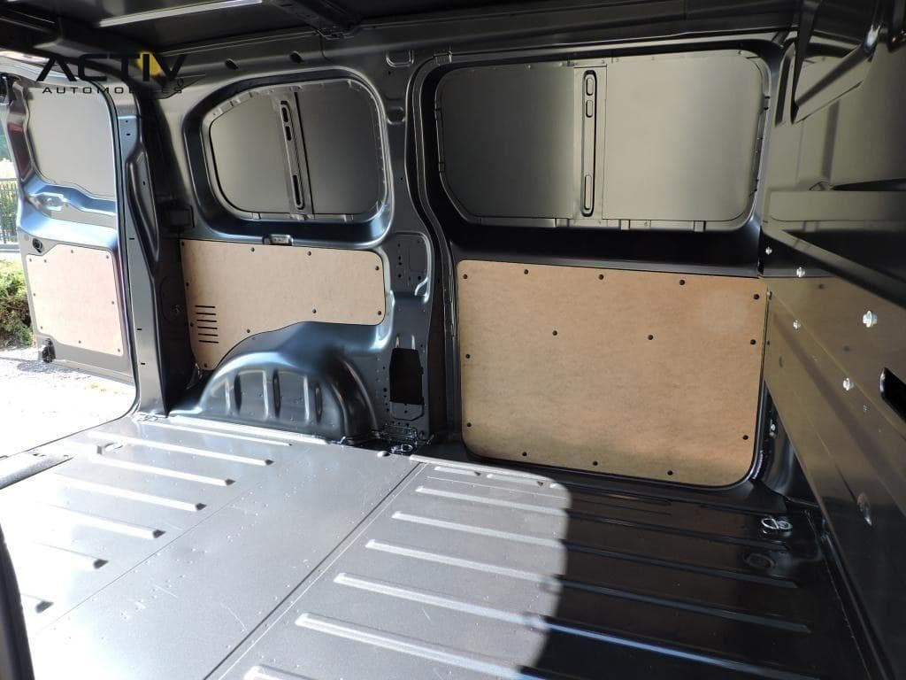 Citroën Jumpy Fourgon : zone de chargement avec panneaux de garniture en bois et plancher nervuré