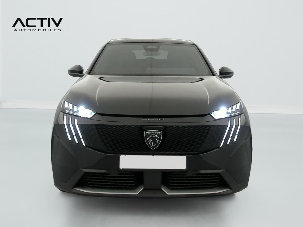 Peugeot 3008 : face avant avec projecteurs LED allumés et feux diurnes en griffes