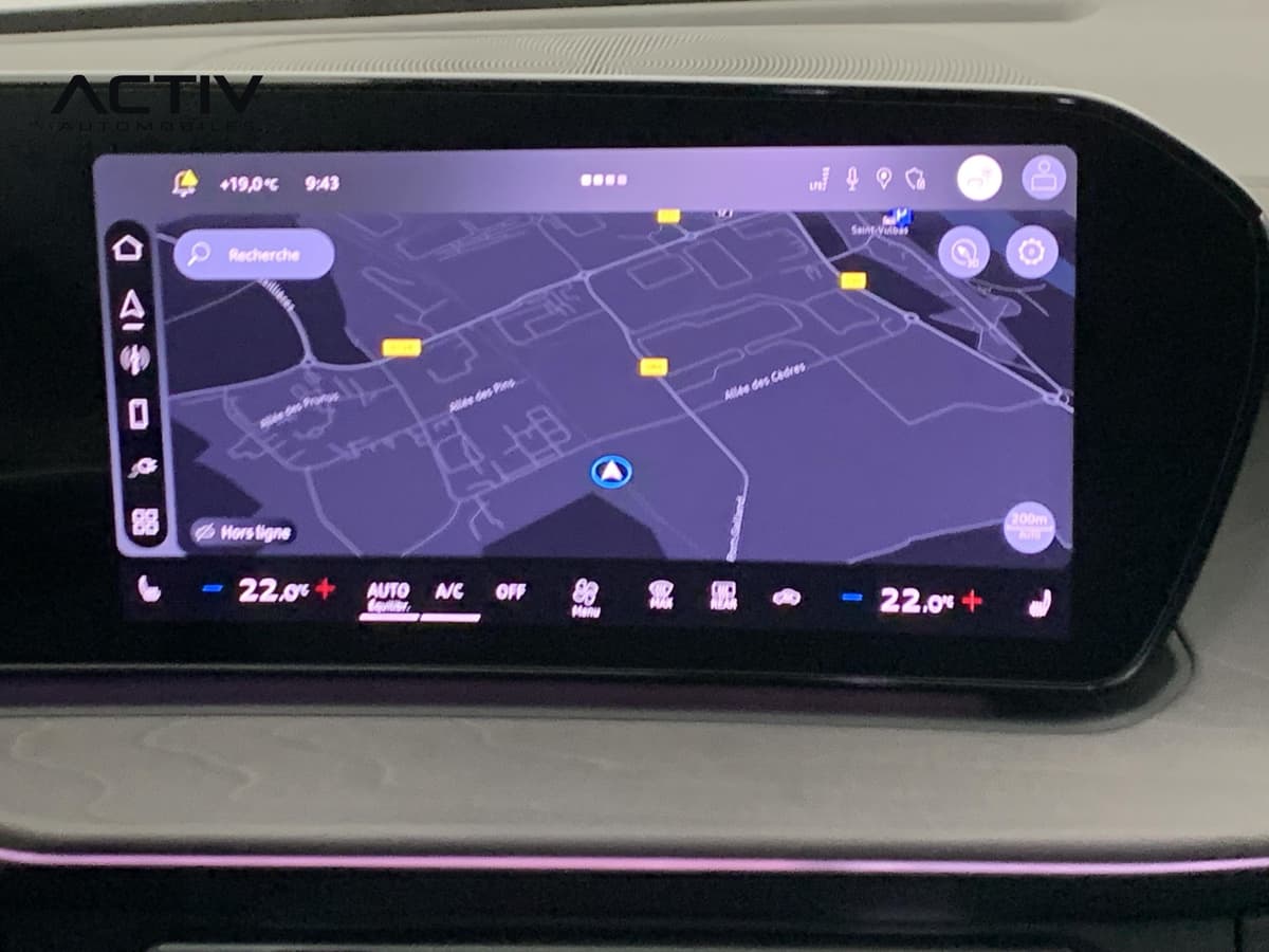Audi Q3 Sportback Hybride : écran central tactile avec cartographie de navigation et réglages de climatisation
