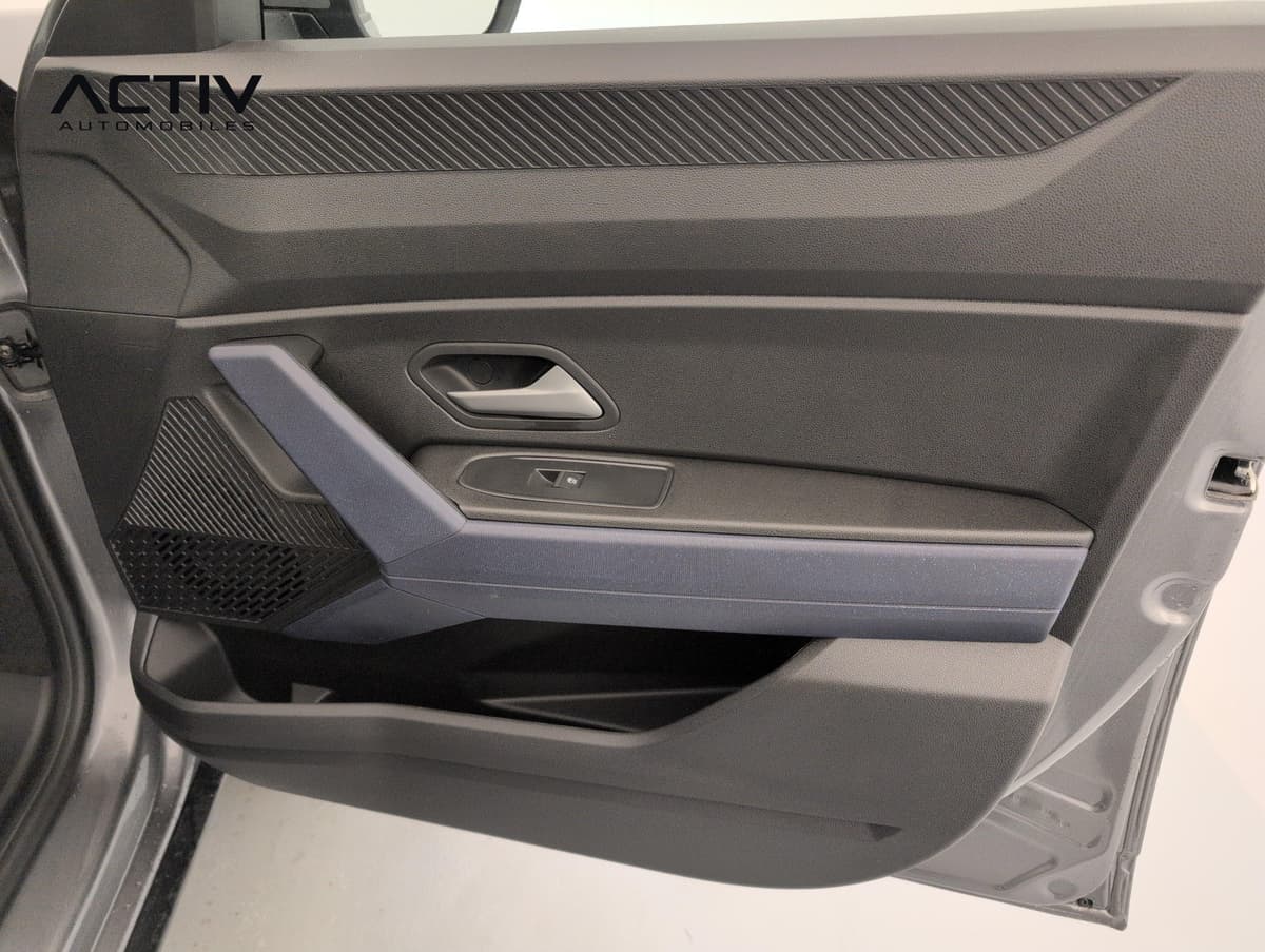 Dacia Duster : panneau de porte avant droit avec commande de lève-vitre et poignée