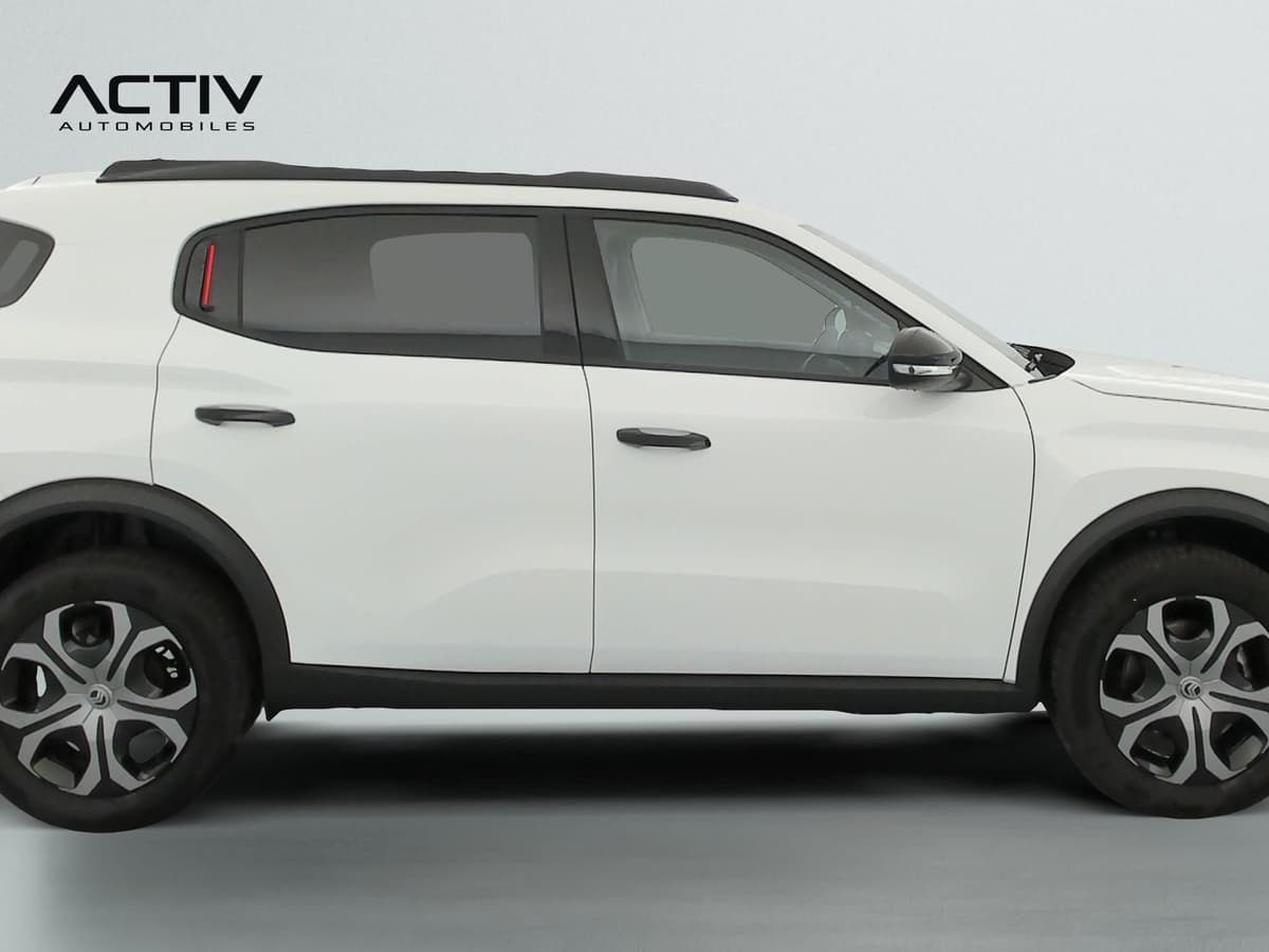Citroën C3 Aircross : profil droit blanc avec enjoliveurs bicolores, barres de toit et poignées noires