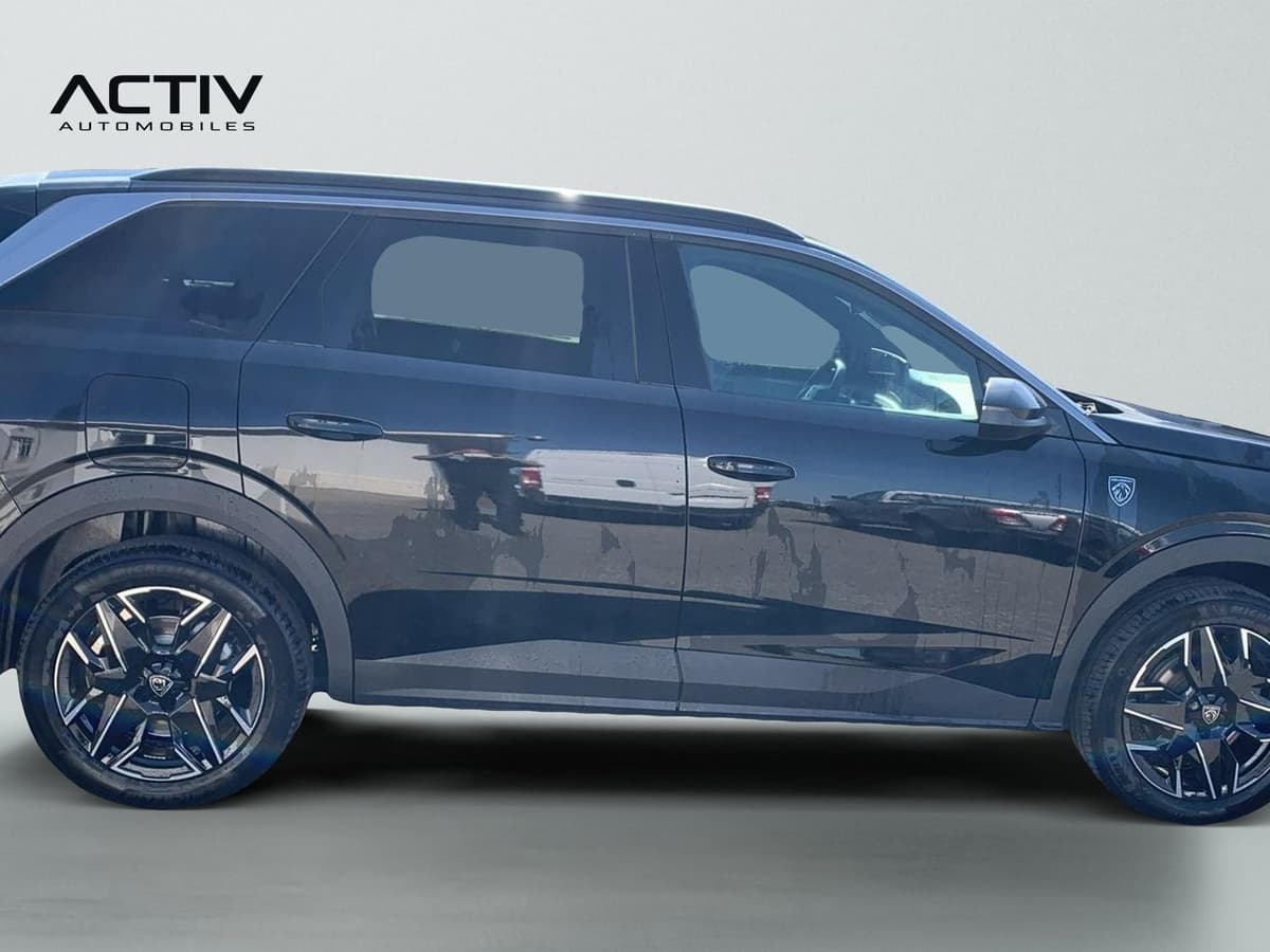 Peugeot 5008 : profil droit du SUV noir avec jantes alliage diamantées et barres de toit
