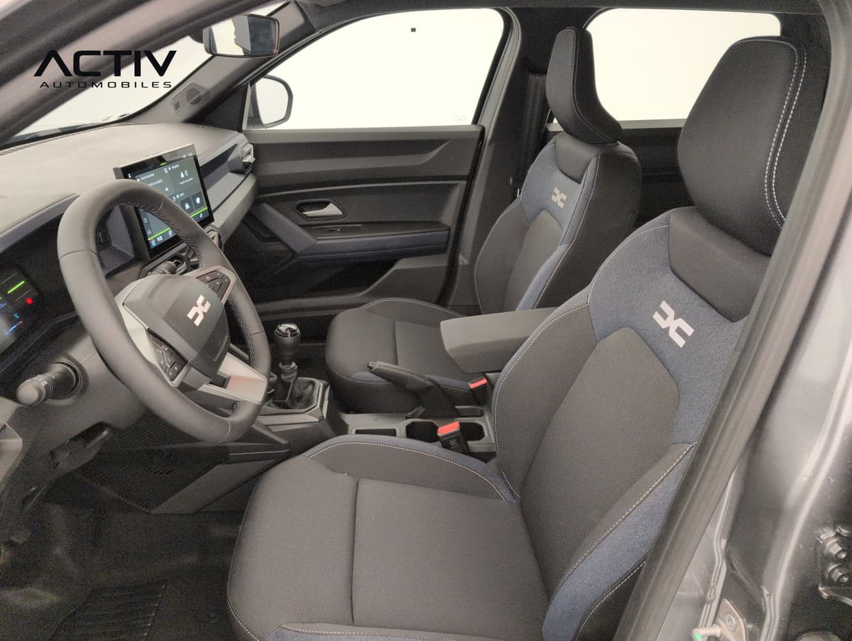 Dacia Duster : habitacle avant côté conducteur avec sièges en tissu gris et denim