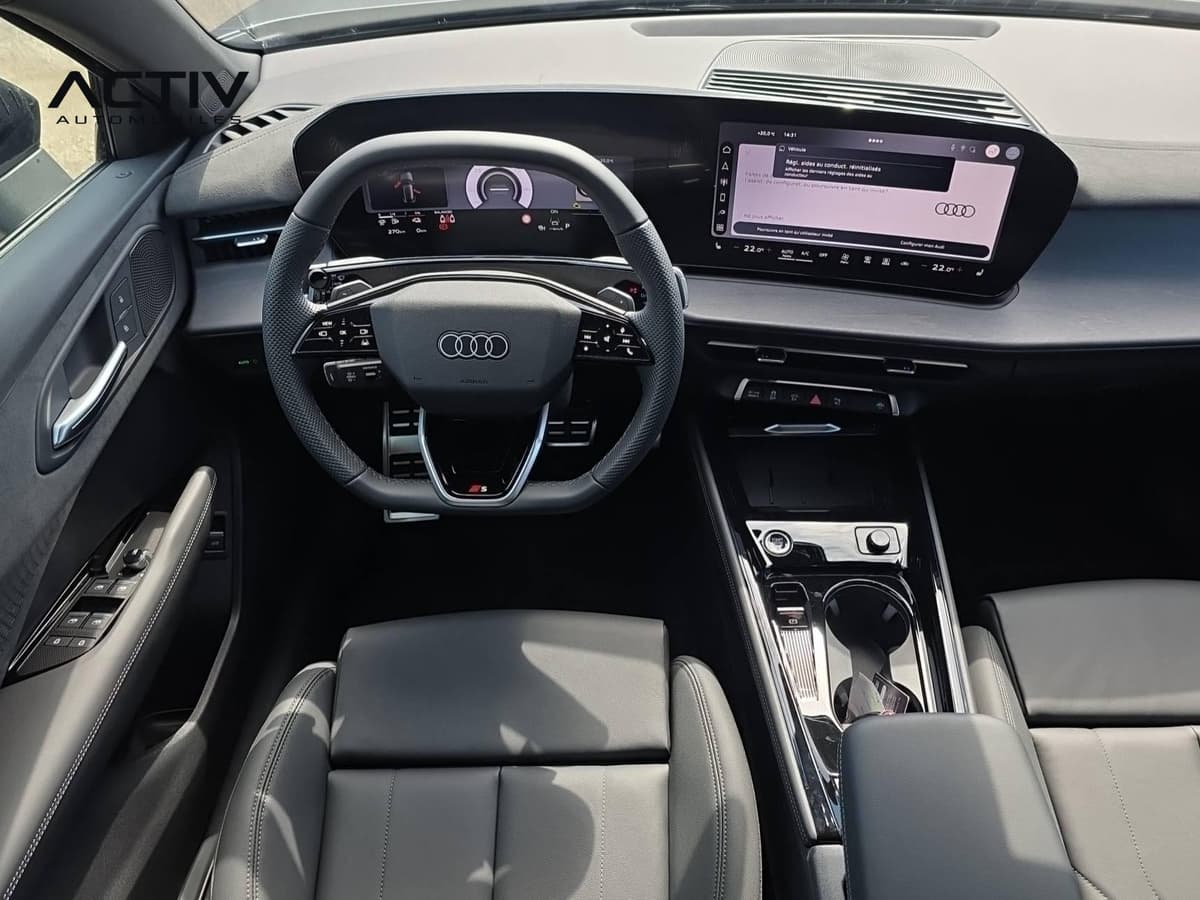 Audi Q3 Sportback Hybride : planche de bord avec volant sport, combiné numérique et grand écran tactile
