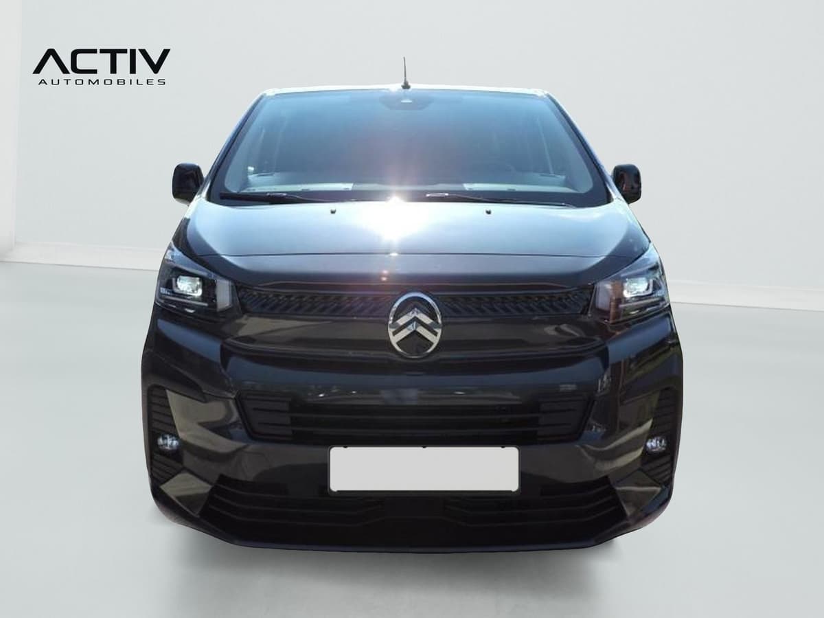 Citroën Jumpy Fourgon : face avant avec calandre, projecteurs, rétroviseurs noirs et pare-chocs