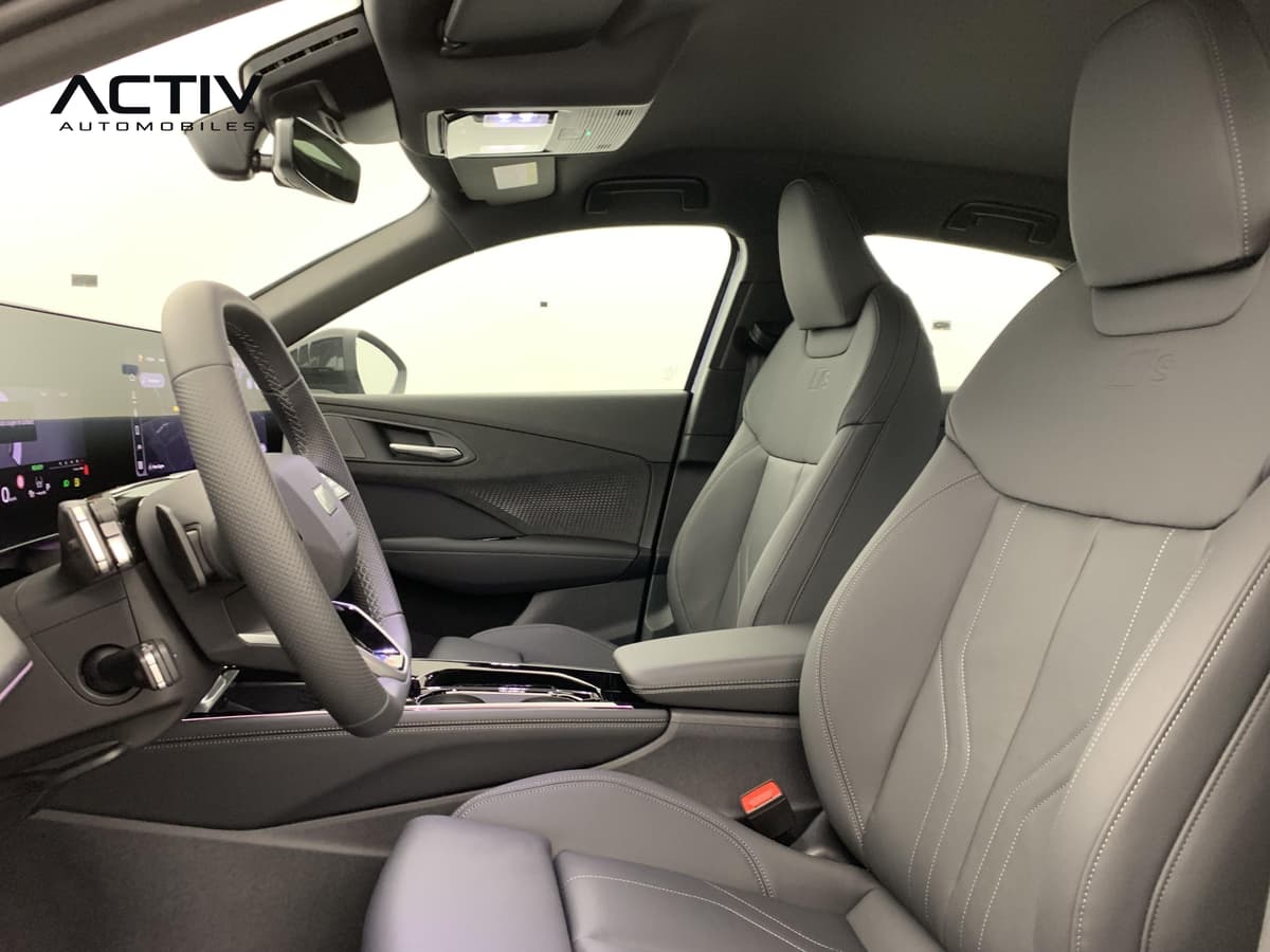 Audi Q3 Sportback Hybride : habitacle avant côté conducteur avec sièges gris à surpiqûres claires et volant