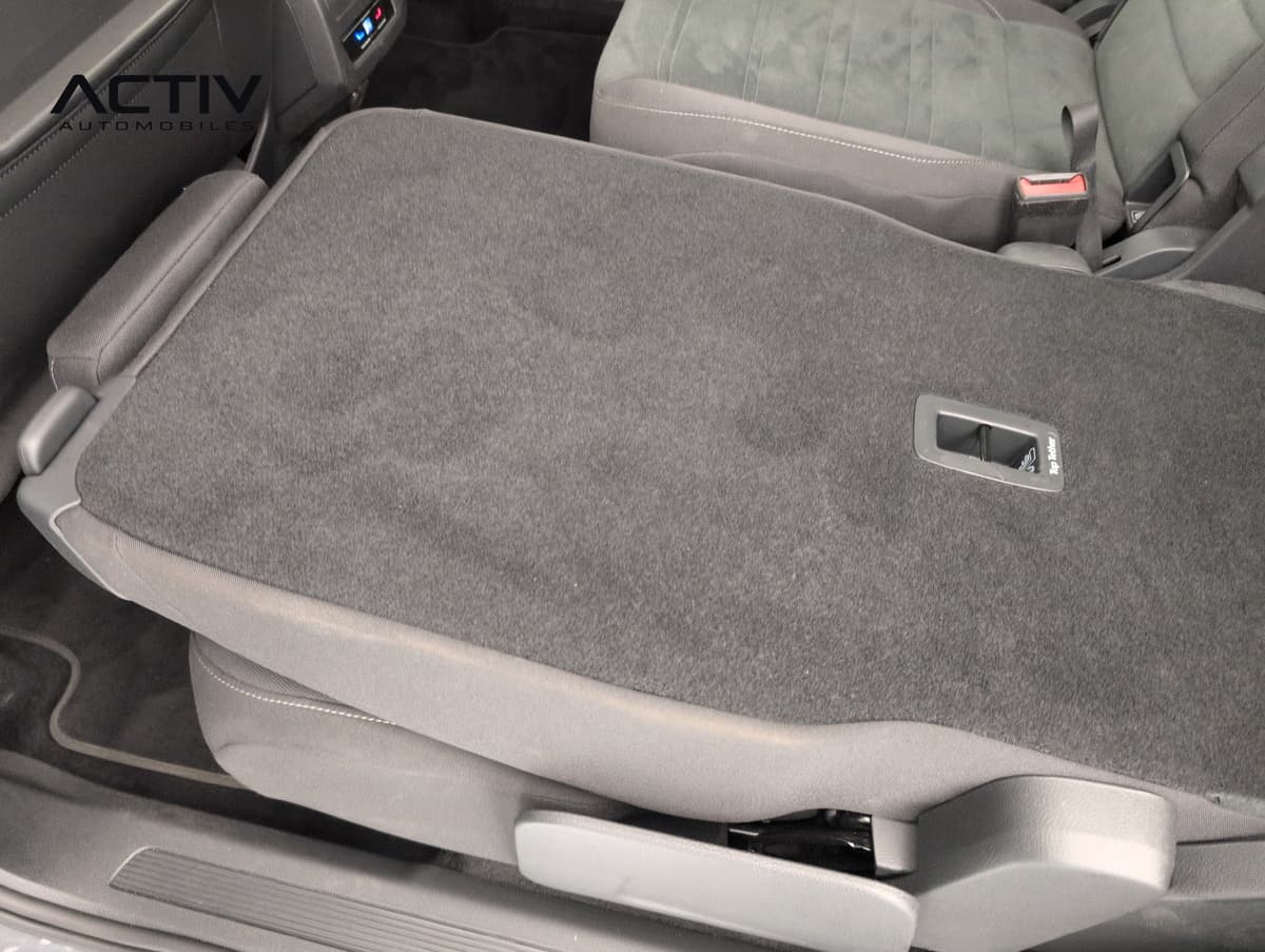 Volkswagen Touran : siège de deuxième rangée rabattu, dos moquetté avec poignée de déverrouillage