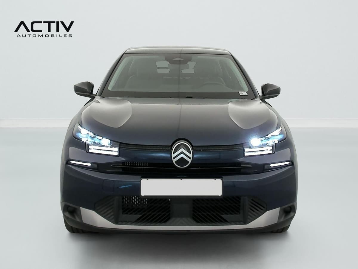 Citroën C4 : face avant avec projecteurs LED allumés et feux diurnes à LED