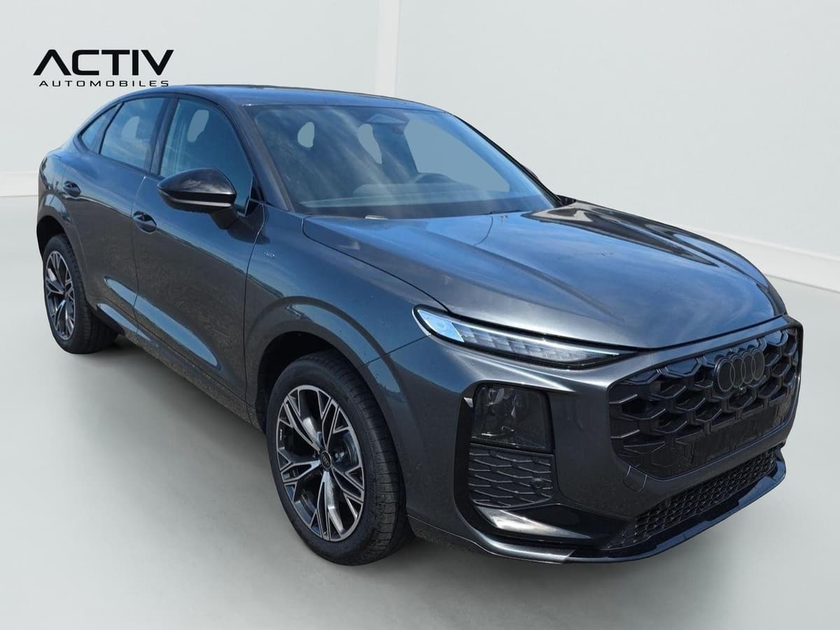 Audi Q3 Sportback Hybride : vue avant trois quarts droit, calandre noire large et jantes bicolores