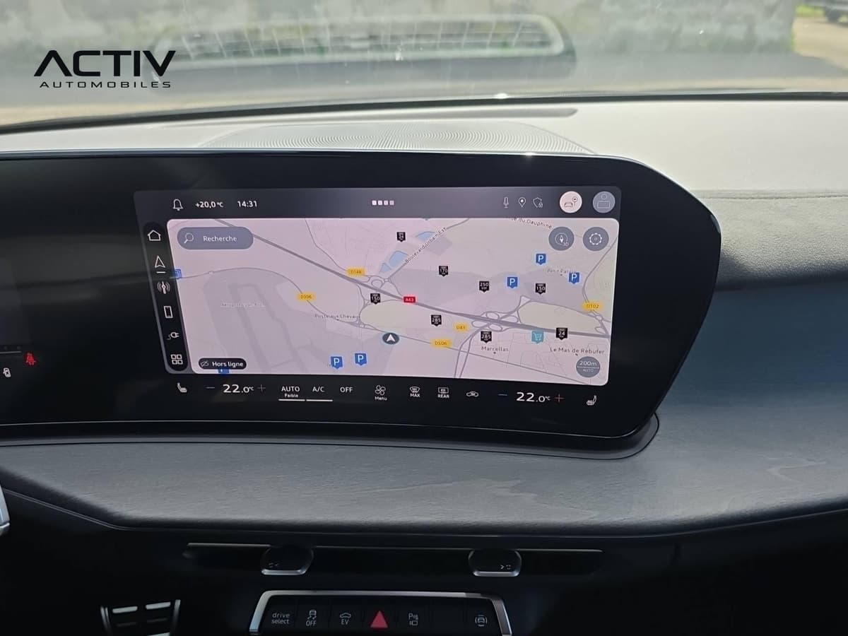 Audi Q3 Sportback Hybride : écran central tactile affichant la navigation et la climatisation