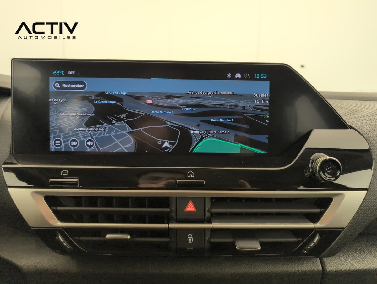Citroën C4 : écran tactile central avec carte de navigation et aérateurs en dessous