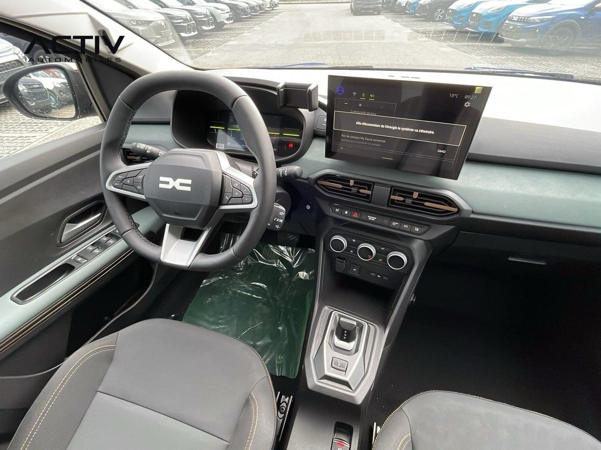 Dacia Sandero Gpl : planche de bord avec volant, écran central et levier de vitesses automatique