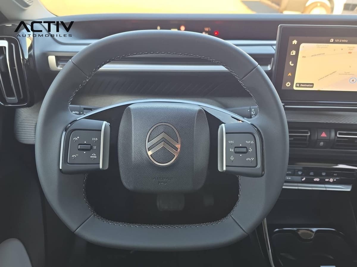 Citroën C3 Aircross : volant à méplat avec commandes au pouce et écran tactile à droite